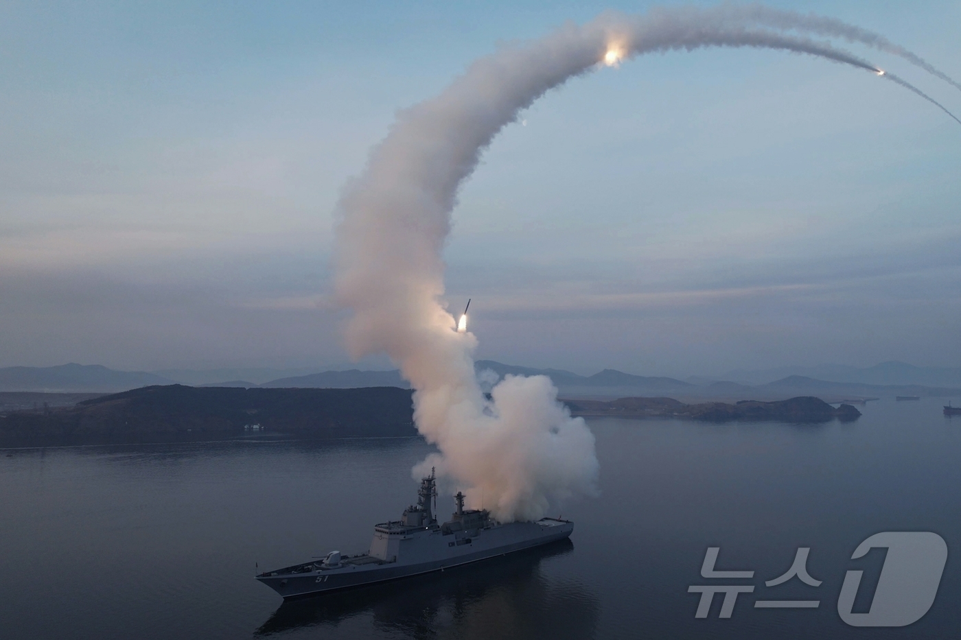(평양 노동신문=뉴스1) = 북한 노동당 기관지 노동신문은 "10일 구축함 최현호에서 전략순항미사일시험발사가 또다시 진행됐다"고 11일 밝혔다. 김정은 당 총비서와 그의 딸 주애는 …