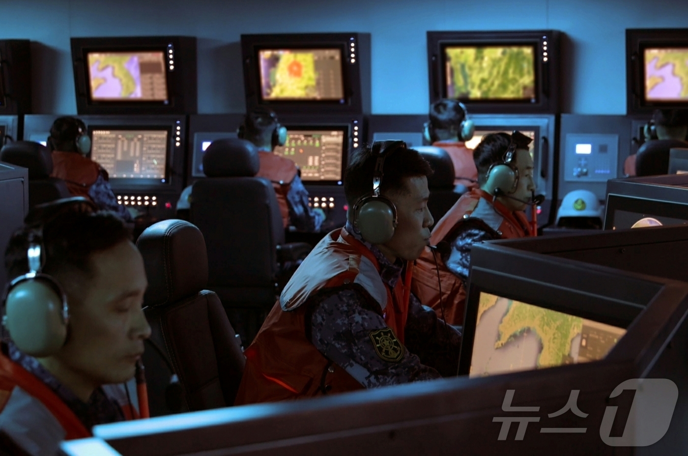 (평양 노동신문=뉴스1) = 북한 노동당 기관지 노동신문은 "10일 구축함 최현호에서 전략순항미사일시험발사가 또다시 진행됐다"고 11일 밝혔다. 김정은 당 총비서와 그의 딸 주애는 …