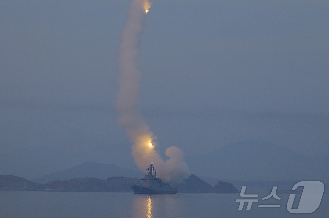 (평양 노동신문=뉴스1) = 북한 노동당 기관지 노동신문은 "10일 구축함 최현호에서 전략순항미사일시험발사가 또다시 진행됐다"고 11일 밝혔다. 김정은 당 총비서와 그의 딸 주애는 …