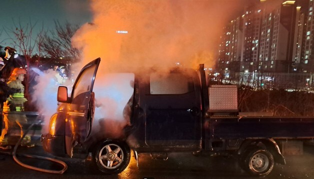 경산 경부고속도로 달리던 1톤 화물차에 불…40분만에 진화