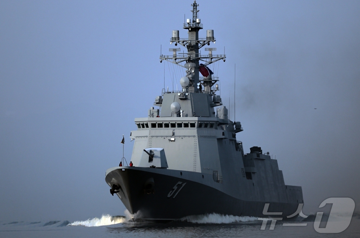 (평양 노동신문=뉴스1) = 북한 노동당 기관지 노동신문은 "10일 구축함 최현호에서 전략순항미사일시험발사가 또다시 진행됐다"고 11일 밝혔다. 김정은 당 총비서와 그의 딸 주애는 …