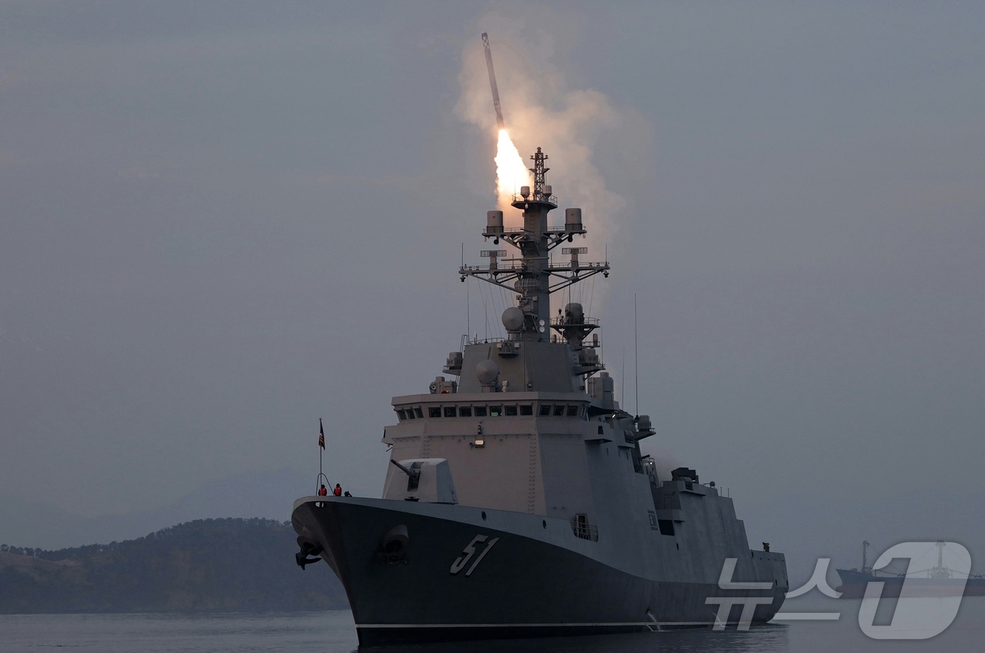 (평양 노동신문=뉴스1) = 북한 노동당 기관지 노동신문은 "10일 구축함 최현호에서 전략순항미사일시험발사가 또다시 진행됐다"고 11일 밝혔다. 김정은 당 총비서와 그의 딸 주애는 …