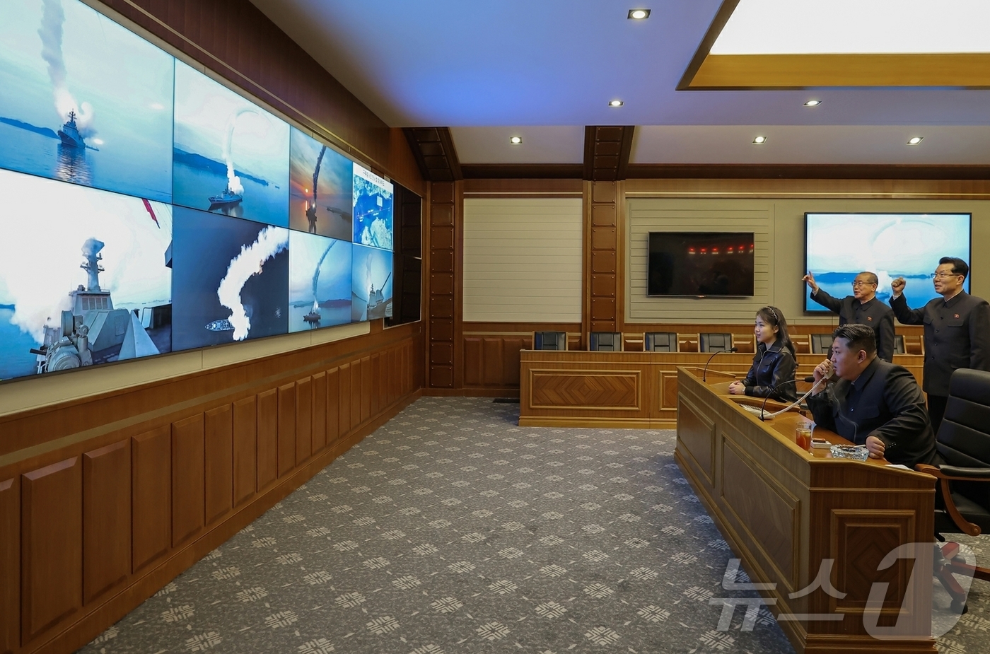 (평양 노동신문=뉴스1) = 북한 노동당 기관지 노동신문은 "10일 구축함 최현호에서 전략순항미사일시험발사가 또다시 진행됐다"고 11일 밝혔다. 김정은 당 총비서와 그의 딸 주애는 …