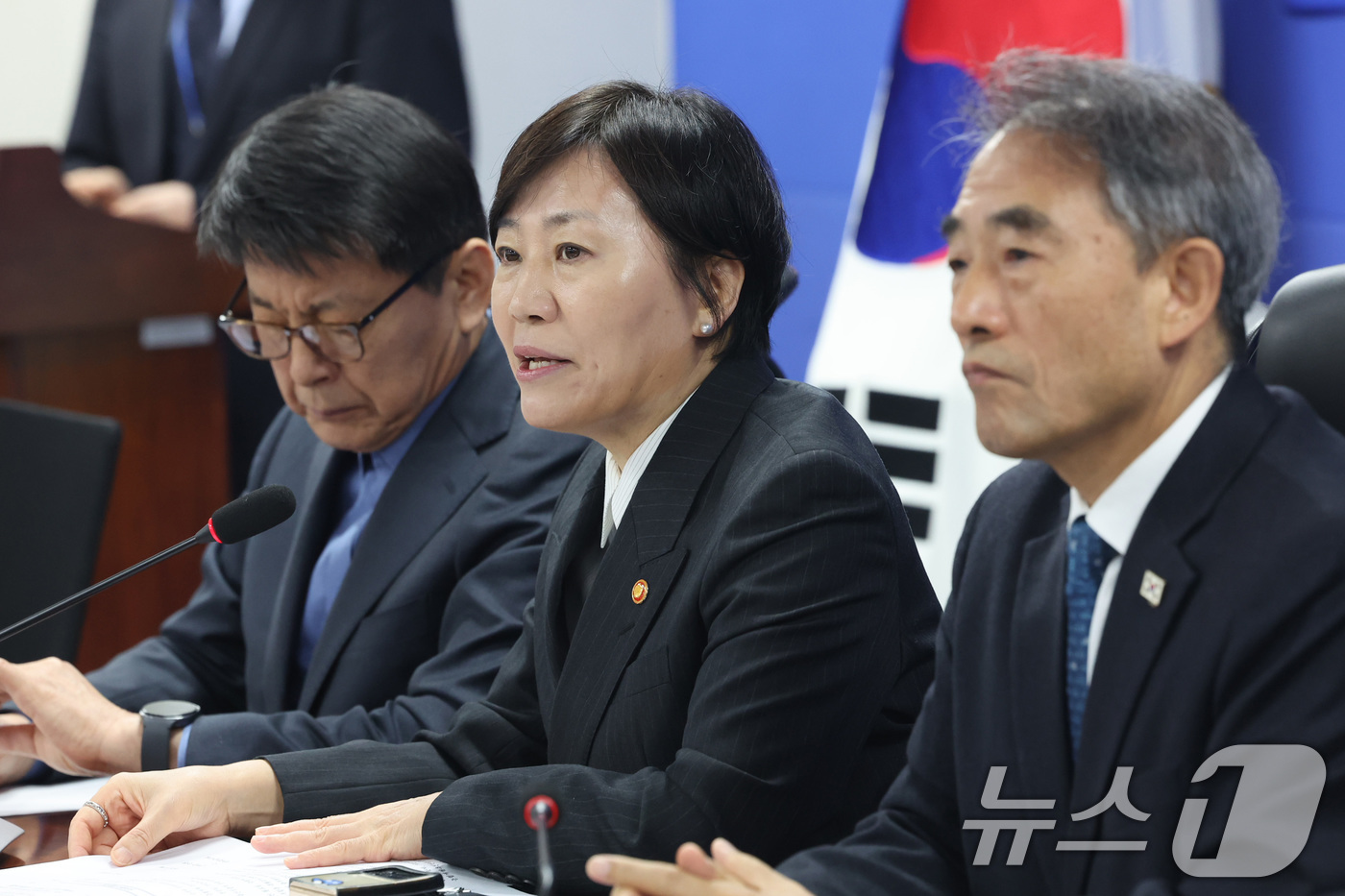 (서울=뉴스1) 신웅수 기자 = 송미령 농림축산식품부 장관이 11일 서울 여의도 국회 의원회관에서 열린 농업협동조합(농협) 개혁안 당정협의에서 발언하고 있다. 2026.3.11/뉴 …