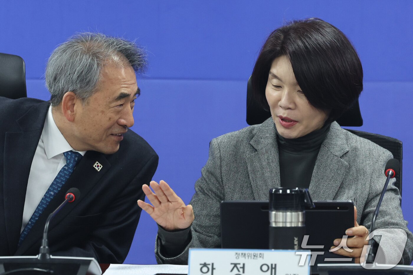 본문 이미지 - 한정애 더불어민주당 정책위의장과 윤준병 정조위원장이 11일 서울 여의도 국회 의원회관에서 열린 농업협동조합(농협) 개혁안 당정협의에서 대화하고 있다. 2026.3.11 ⓒ 뉴스1 신웅수 기자