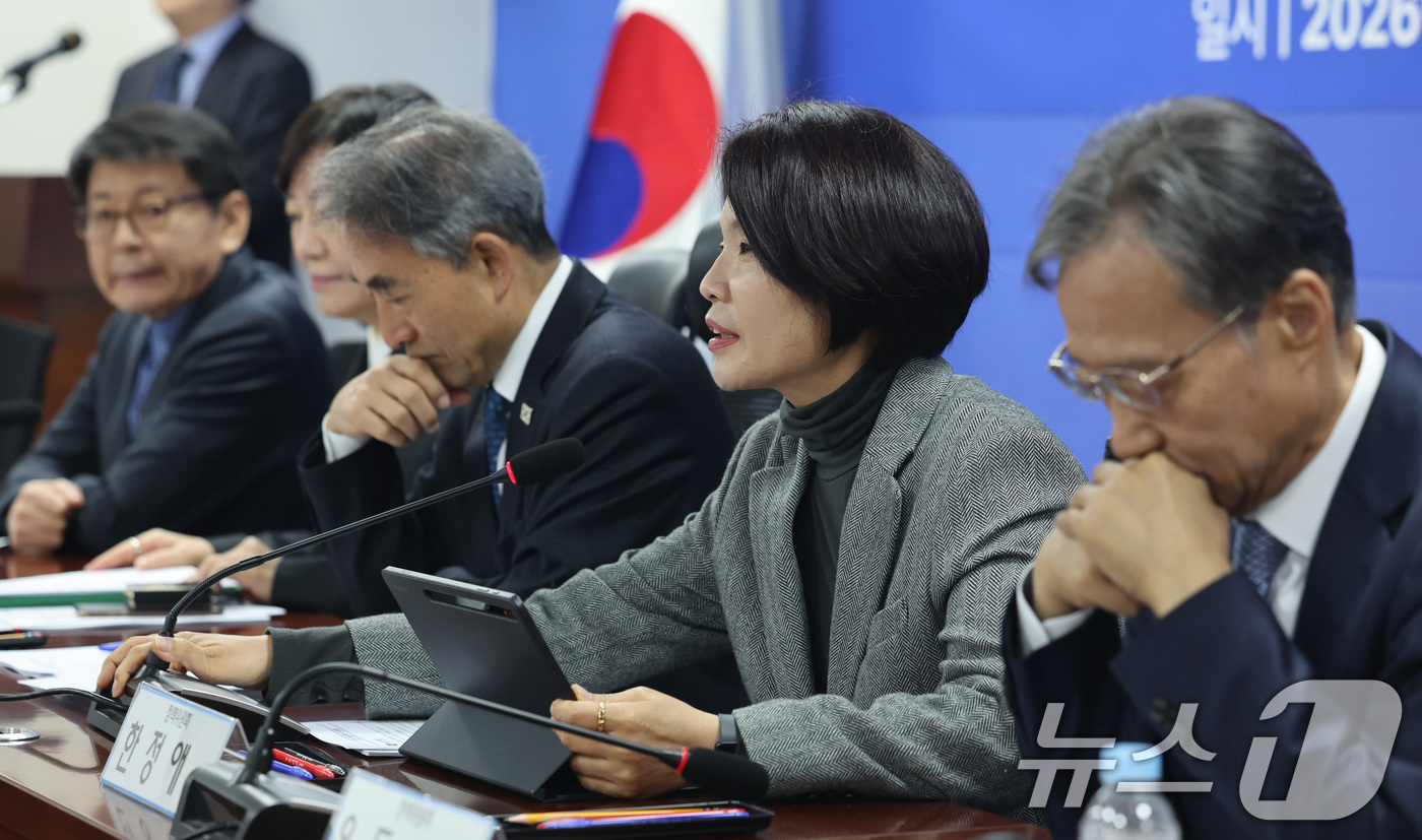 (서울=뉴스1) 신웅수 기자 = 한정애 더불어민주당 정책위의장이 11일 서울 여의도 국회 의원회관에서 열린 농업협동조합(농협) 개혁안 당정협의에서 발언하고 있다. 2026.3.11 …