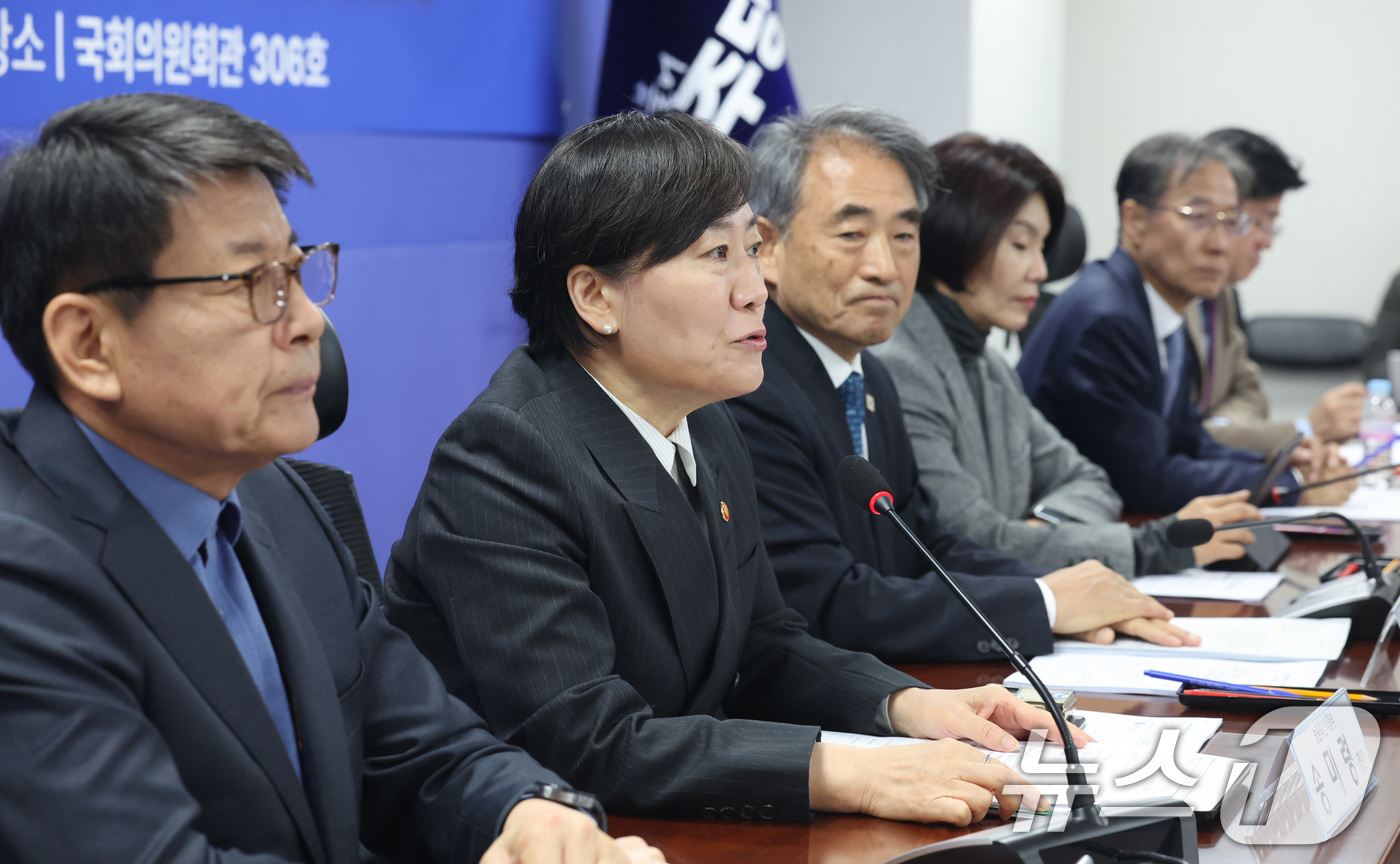 (서울=뉴스1) 신웅수 기자 = 송미령 농림축산식품부 장관이 11일 서울 여의도 국회 의원회관에서 열린 농업협동조합(농협) 개혁안 당정협의에서 발언하고 있다. 2026.3.11/뉴 …