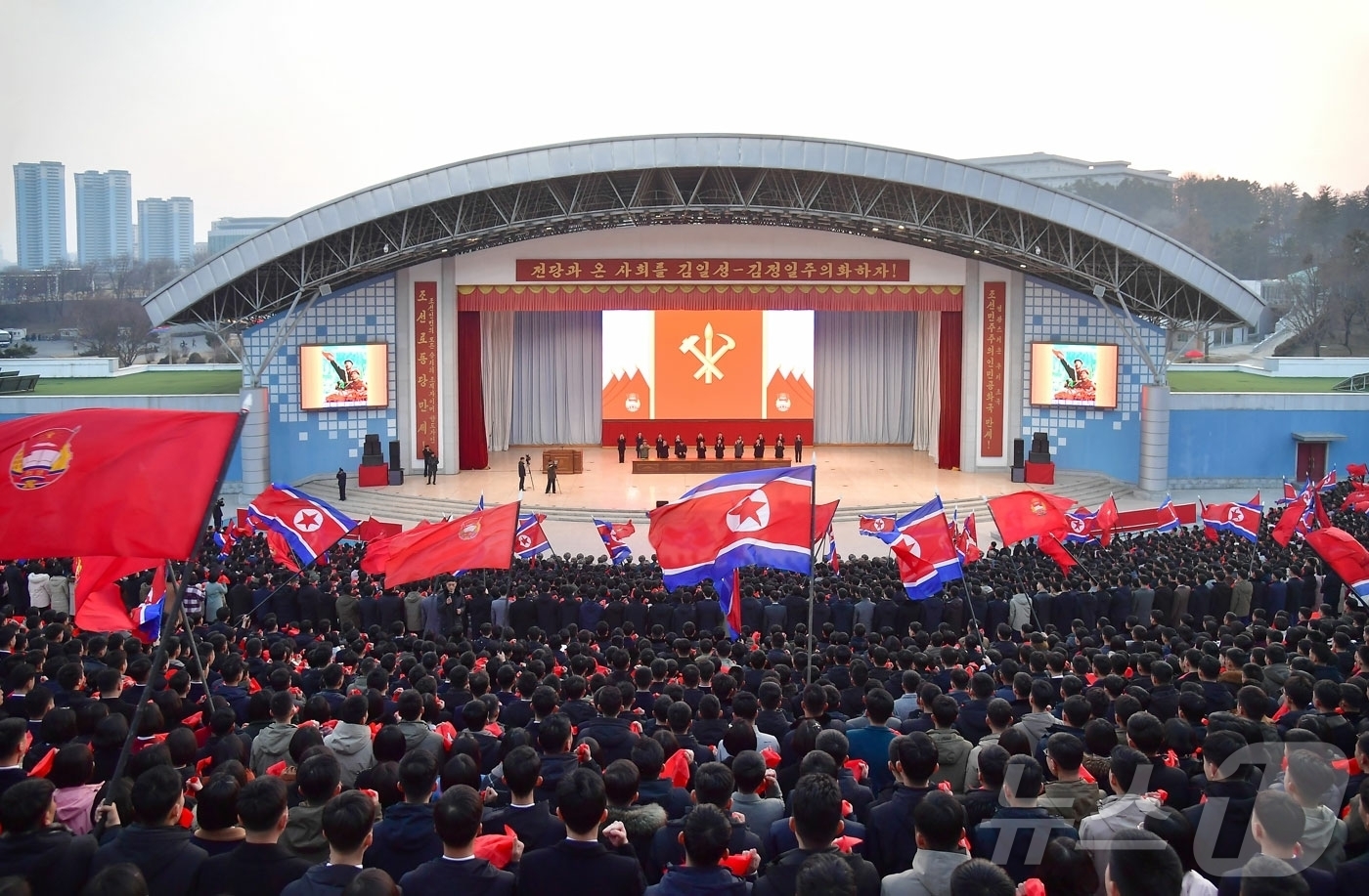 (평양 노동신문=뉴스1) = 북한 노동당 기관지 노동신문은 11일 "당 제9차 대회 결정관철을 위한 궐기모임이 여러 부문과 단위에서 진행됐다"고 보도했다.[국내에서만 사용가능. 재 …