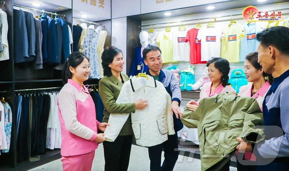 (평양 노동신문=뉴스1) = 북한 노동당 기관지 노동신문은 11일 "구성시 옷공장에서 제품의 질을 부단히 높여나가고 있다"라고 선전했다.[국내에서만 사용가능. 재배포 금지. DB …