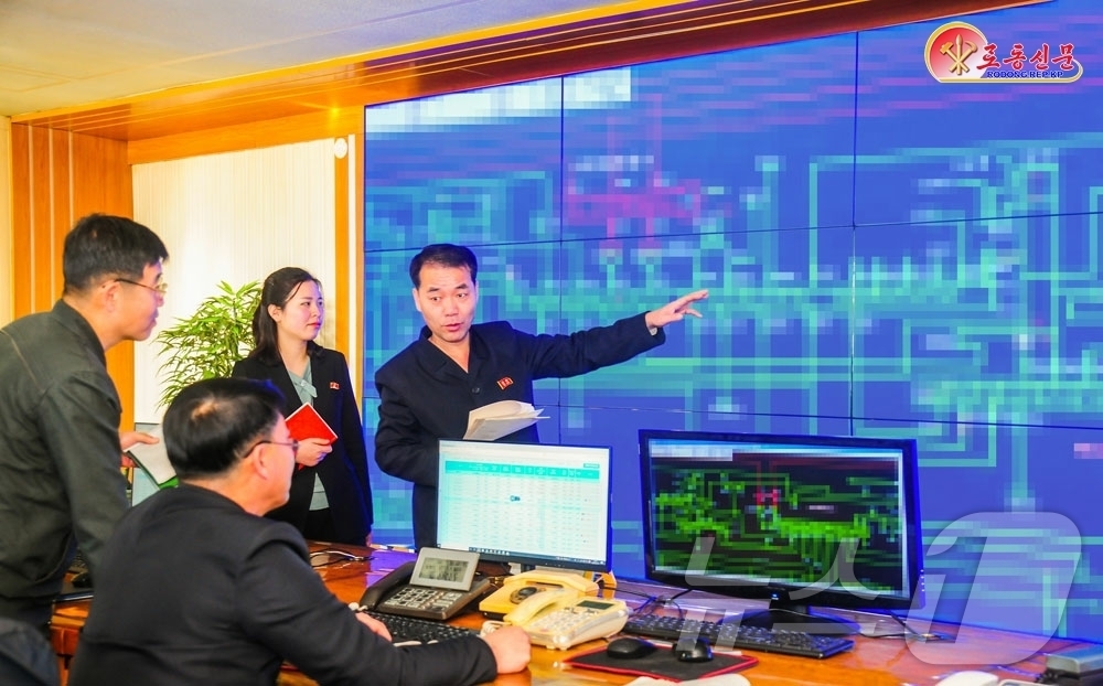 (평양 노동신문=뉴스1) = 북한 노동당 기관지 노동신문은 11일 평양시송배전부에서 "전력의 도중손실을 줄이기 위한 토의를 심화시키고 있다"고 보도했다.[국내에서만 사용가능. 재배 …