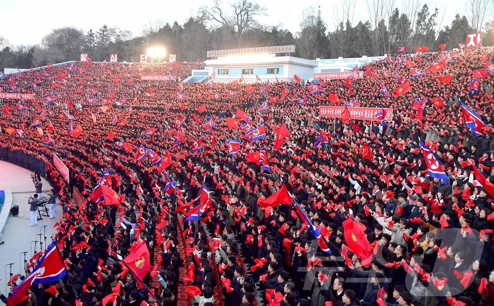 (평양 노동신문=뉴스1) = 북한 노동당 기관지 노동신문은 11일 "당 제9차 대회 결정관철을 위한 궐기모임이 여러 부문과 단위에서 진행됐다"고 보도했다.[국내에서만 사용가능. 재 …