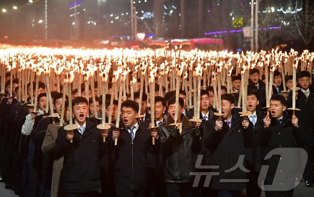 (평양 노동신문=뉴스1) = 북한 노동당 기관지 노동신문은 11일 "당 제9차 대회 결정관철을 위한 궐기모임이 여러 부문과 단위에서 진행됐다"고 보도했다.[국내에서만 사용가능. 재 …