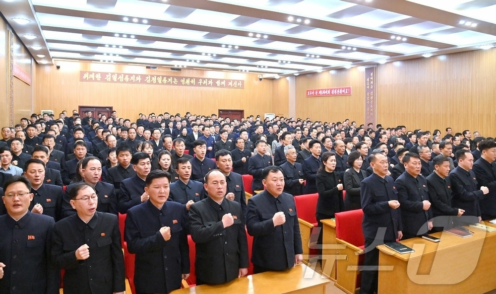 (평양 노동신문=뉴스1) = 북한 노동당 기관지 노동신문은 11일 "당 제9차 대회 결정관철을 위한 궐기모임이 여러 부문과 단위에서 진행됐다"고 보도했다.[국내에서만 사용가능. 재 …