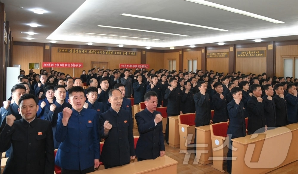 (평양 노동신문=뉴스1) = 북한 노동당 기관지 노동신문은 11일 "당 제9차 대회 결정관철을 위한 궐기모임이 여러 부문과 단위에서 진행됐다"고 보도했다.[국내에서만 사용가능. 재 …