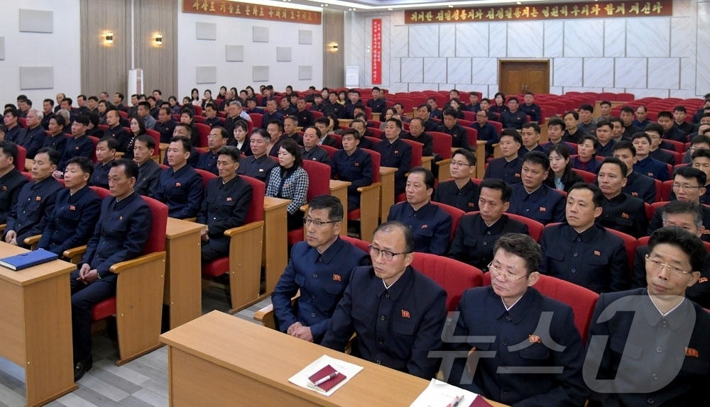 (평양 노동신문=뉴스1) = 북한 노동당 기관지 노동신문은 11일 "당 제9차 대회 결정관철을 위한 궐기모임이 여러 부문과 단위에서 진행됐다"고 보도했다.[국내에서만 사용가능. 재 …