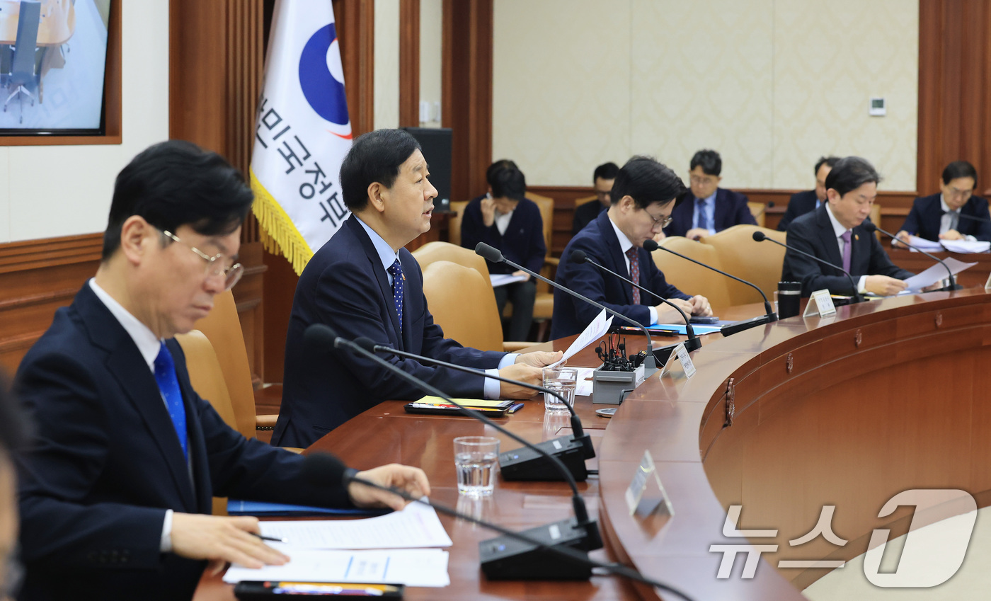 (서울=뉴스1) 임세영 기자 = 구윤철 부총리 겸 재정경제부 장관이 11일 서울 종로구 정부서울청사에서 열린 비상경제장관회의에서 모두발언을 하고 있다. 2026.3.11/뉴스1