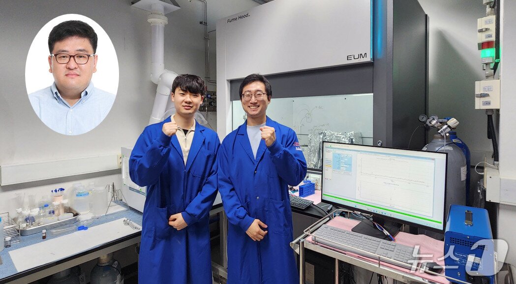 본문 이미지 - KAIST 생명화학공학과 연구팀. 왼쪽부터 정동영 교수, 안홍민·김한주 박사과정(KAIST 제공) /뉴스1