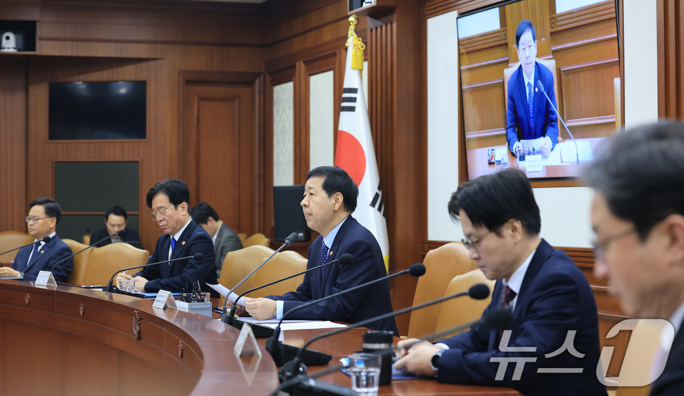 (서울=뉴스1) 임세영 기자 = 구윤철 부총리 겸 재정경제부 장관이 11일 서울 종로구 정부서울청사에서 열린 비상경제장관회의에서 모두발언을 하고 있다. 2026.3.11/뉴스1