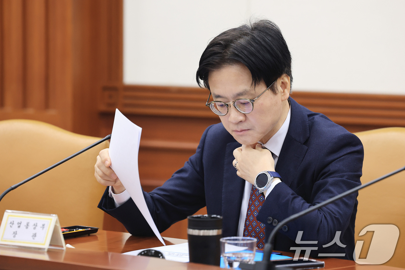 (서울=뉴스1) 임세영 기자 = 김정관 산업통상부 장관이 11일 서울 종로구 정부서울청사에서 열린 비상경제장관회의에서 자료를 살펴보고 있다. 2026.3.11/뉴스1