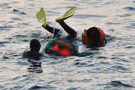 아침 물질에 나선 해녀