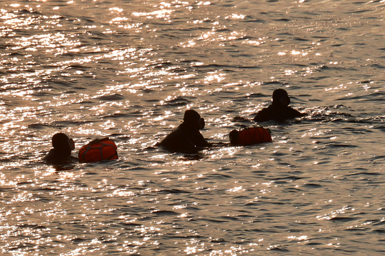 아침 물질하는 해녀