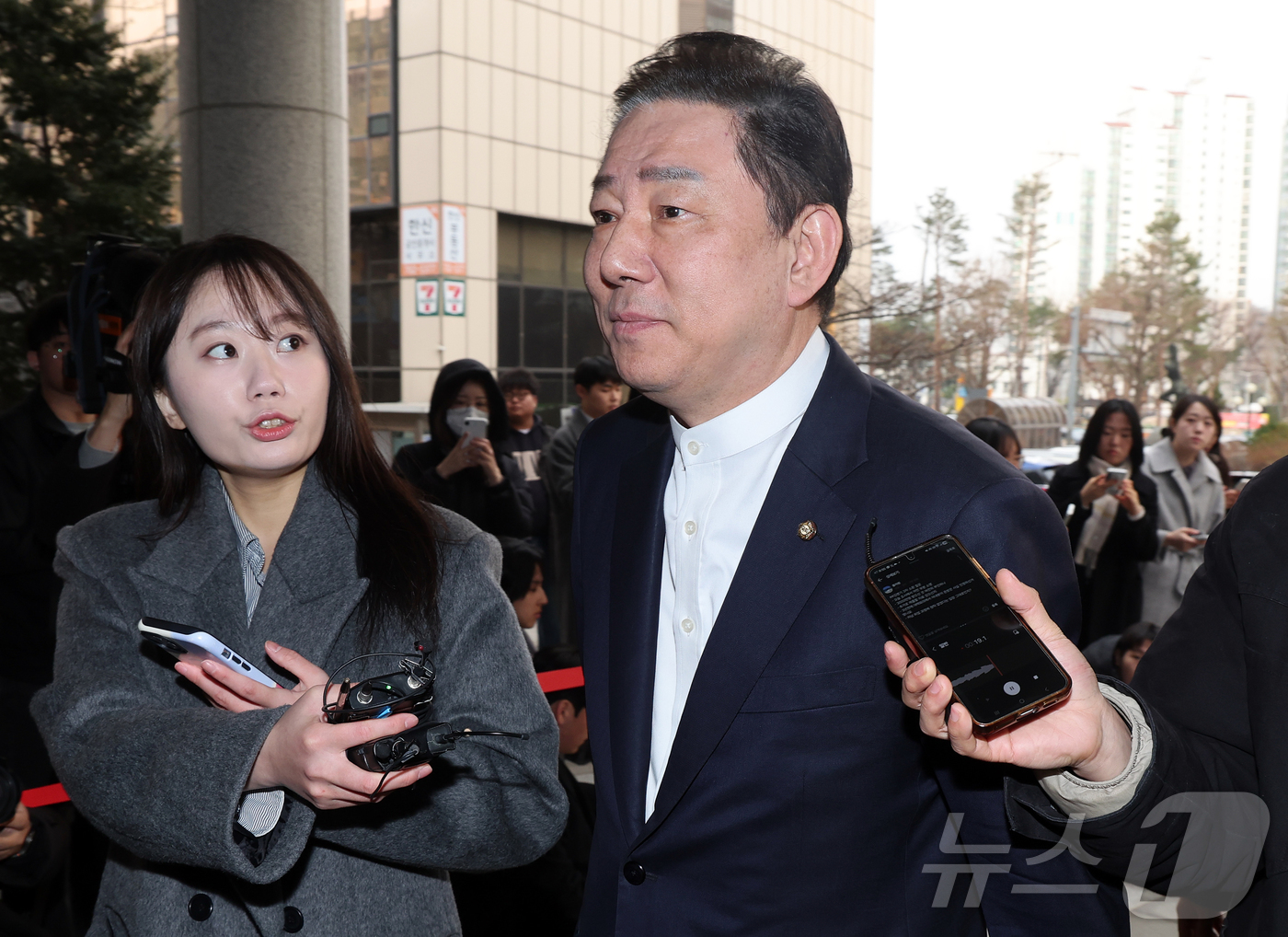 (서울=뉴스1) 김진환 기자 = 김병기 무소속 의원이 11일 오전  마포구 서울경찰청 공공범죄수사대에서 공천헌금 수수 등 13개 의혹과 관련 피의자 신분으로 3차 조사를 받기 위해 …