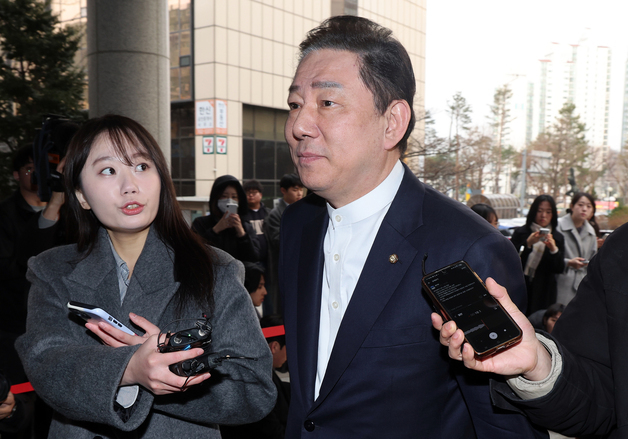 '13가지 의혹' 김병기, 3차 조사 출석…재소환 12일만
