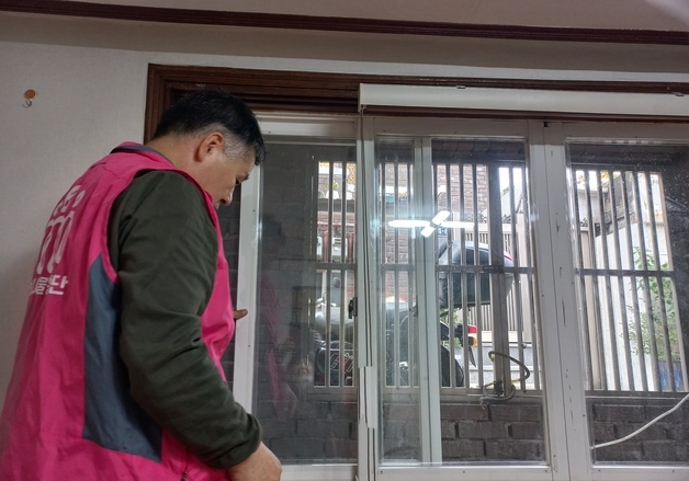 서울시, 취약계층 '창호 간편시공' 무료 지원…난방비·외풍 걱정 줄인다