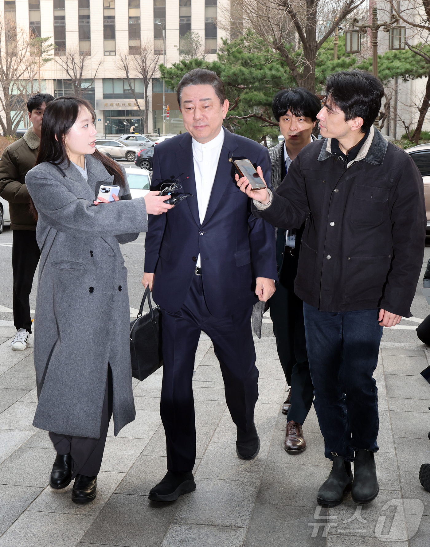 (서울=뉴스1) 김진환 기자 = 김병기 무소속 의원이 11일  오전 마포구 서울경찰청 공공범죄수사대에서 공천헌금 수수 등 13개 의혹과 관련 피의자 신분으로 3차 조사를 받기 위해 …