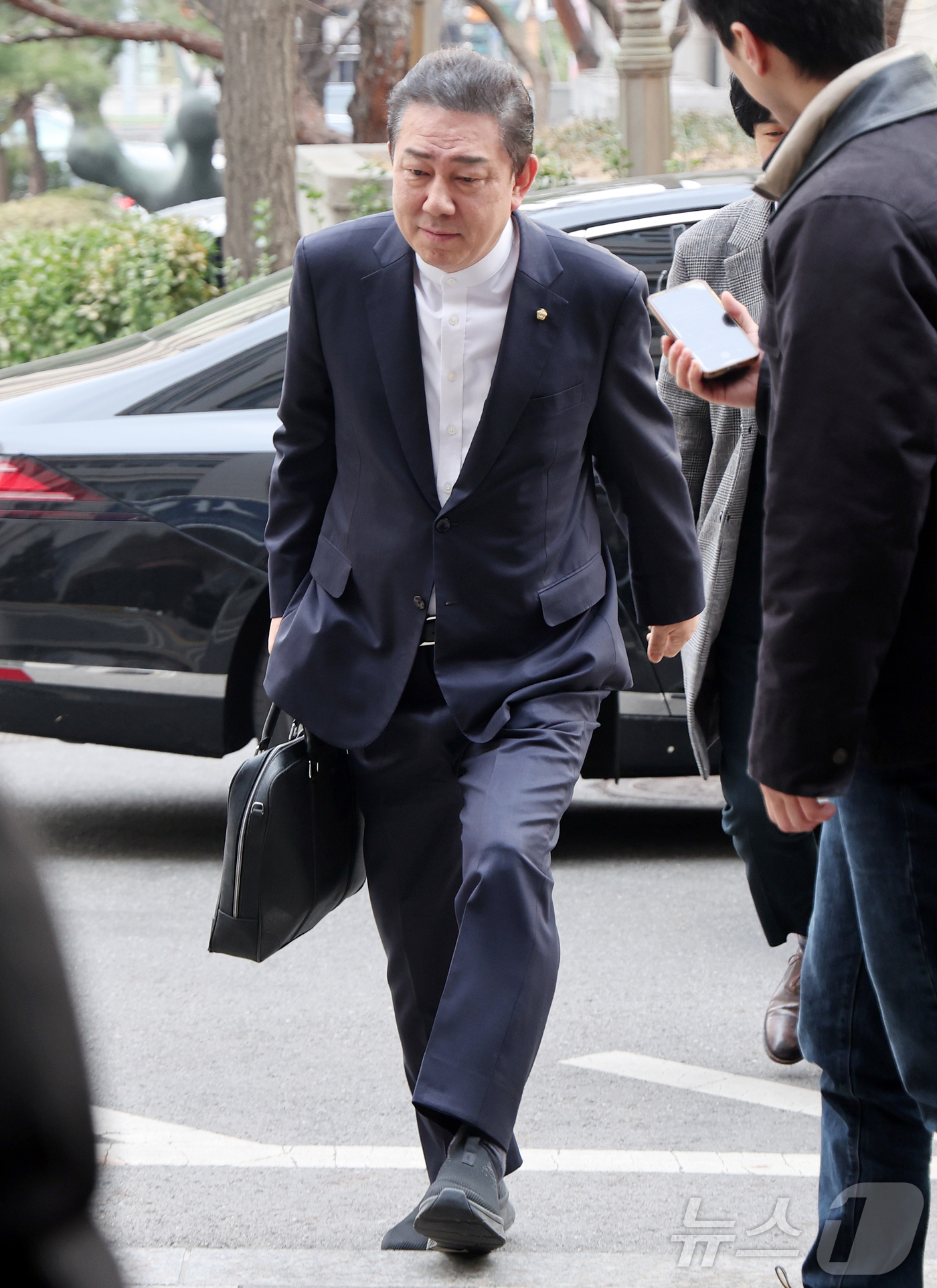 (서울=뉴스1) 김진환 기자 = 김병기 무소속 의원이 11일 오전 마포구 서울경찰청 공공범죄수사대에서 공천헌금 수수 등 13개 의혹과 관련 피의자 신분으로 3차 조사를 받기 위해 …