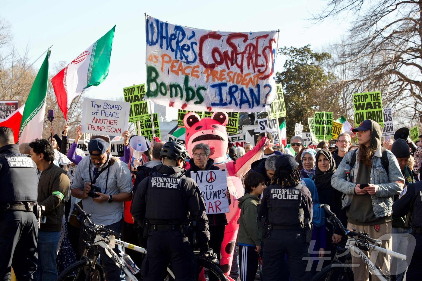 (워싱턴 AFP=뉴스1) 이창규 기자 = 미국 경찰이 미국 백악관 앞에 모여든 이란과의 전쟁에 반대하는 시위대를 막고 있다. 2026.3.7./뉴스1ⓒ AFP=뉴스1