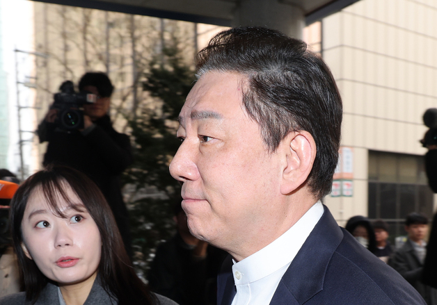 '3차 조사 출석' 김병기 의원, 묵묵부답