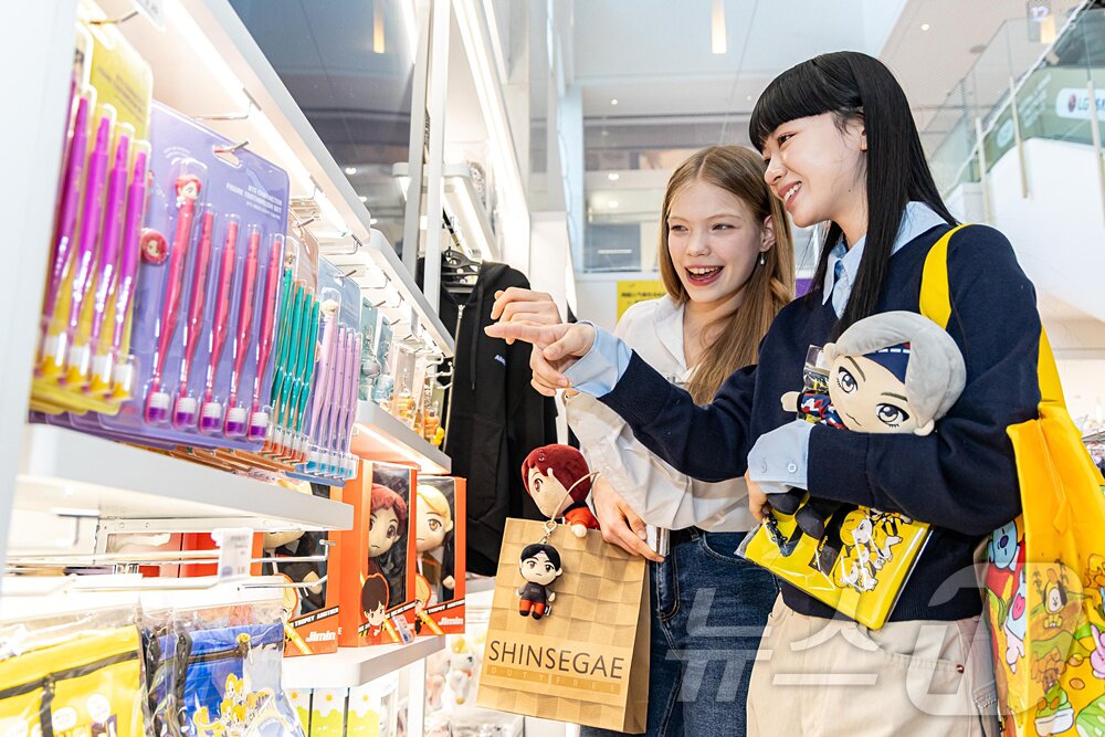 본문 이미지 - 사진은 외국인 모델들이 신세계면세점 명동점 'K-WAVE 존'에서 BTS 굿즈를 살펴보는 모습. (신세계면세점 제공. 재판매 및 DB 금지) 2026.3.11 ⓒ 뉴스1