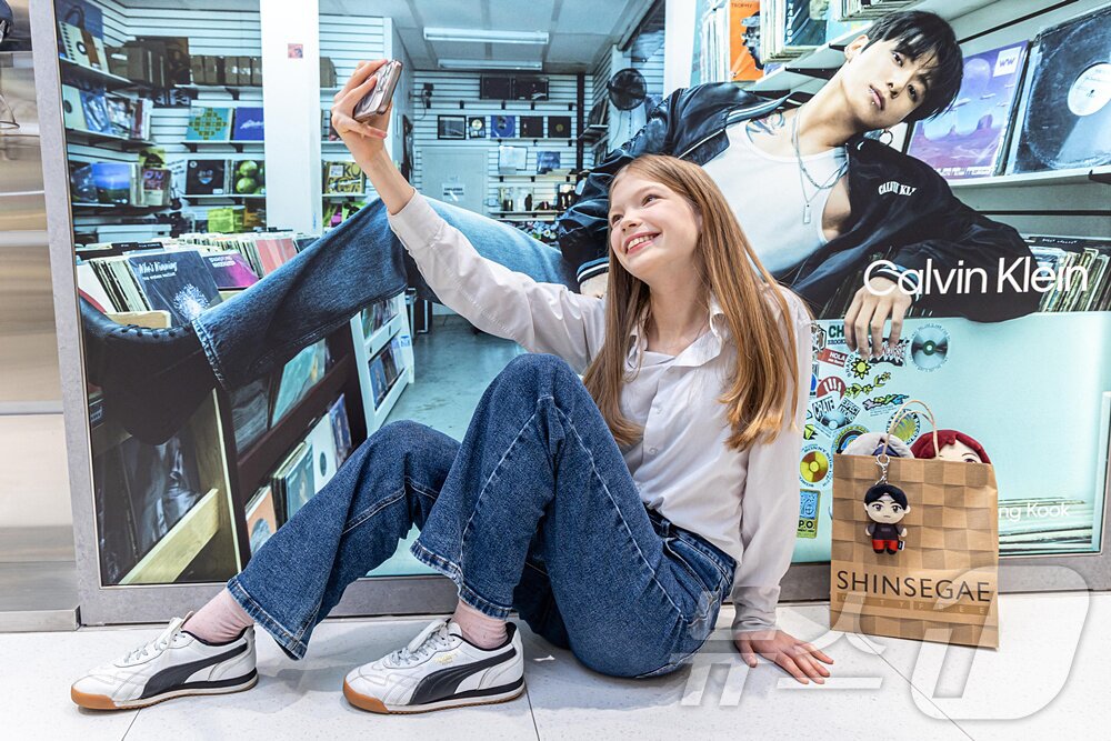 본문 이미지 - 사진은 외국인 모델이 신세계면세점 명동점에서 BTS 콘텐츠를 배경으로 기념 촬영을 하는 모습. (신세계면세점 제공. 재판매 및 DB 금지) 2026.3.11 ⓒ 뉴스1