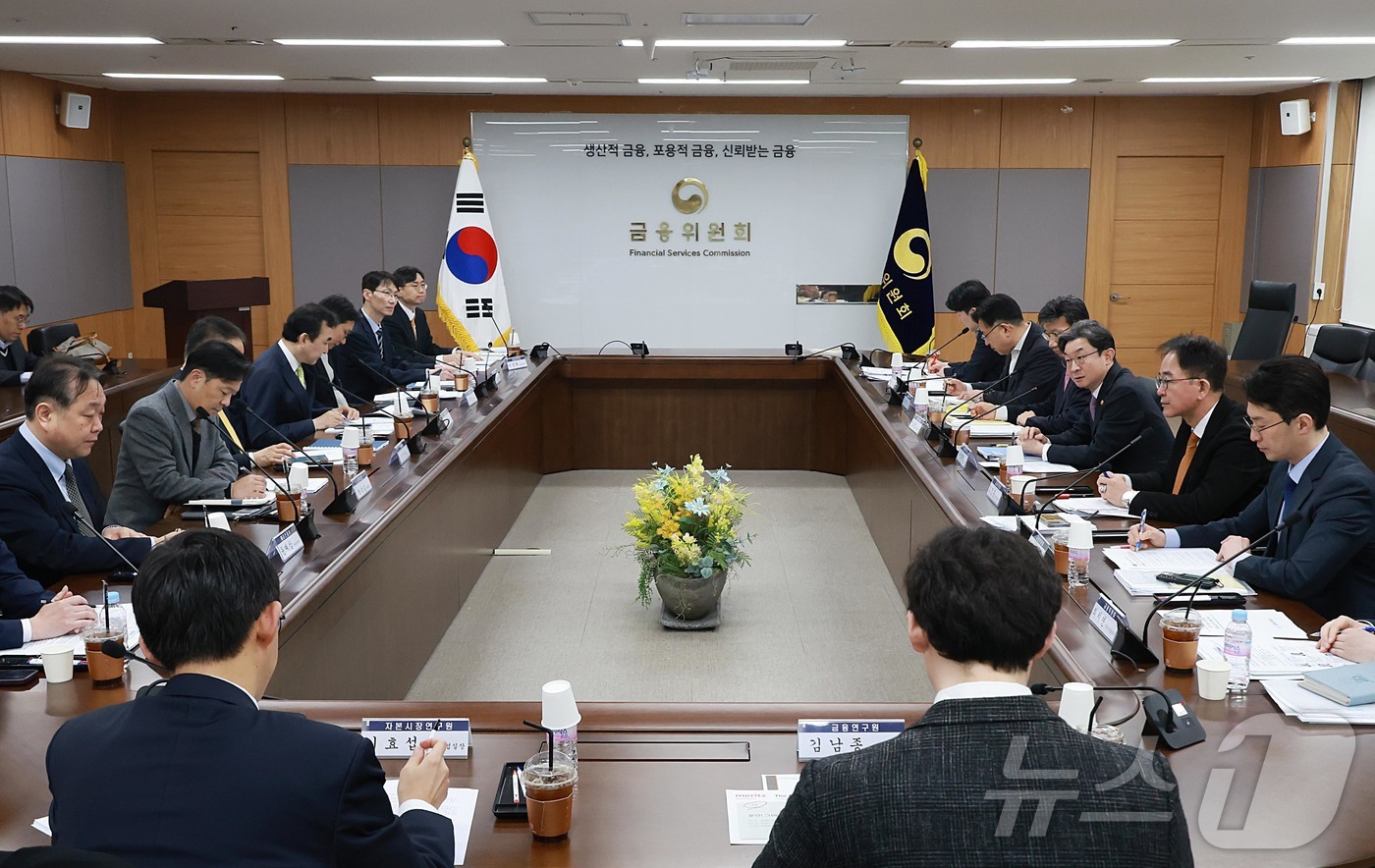 (서울=뉴스1) = 이억원 금융위원장이 11일 오전 서울 종로구 정부서울청사에서 열린 금융시장 리스크 점검회의를 주재하고 있다. (금융위원회 제공. 재판매 및 DB 금지)  202 …