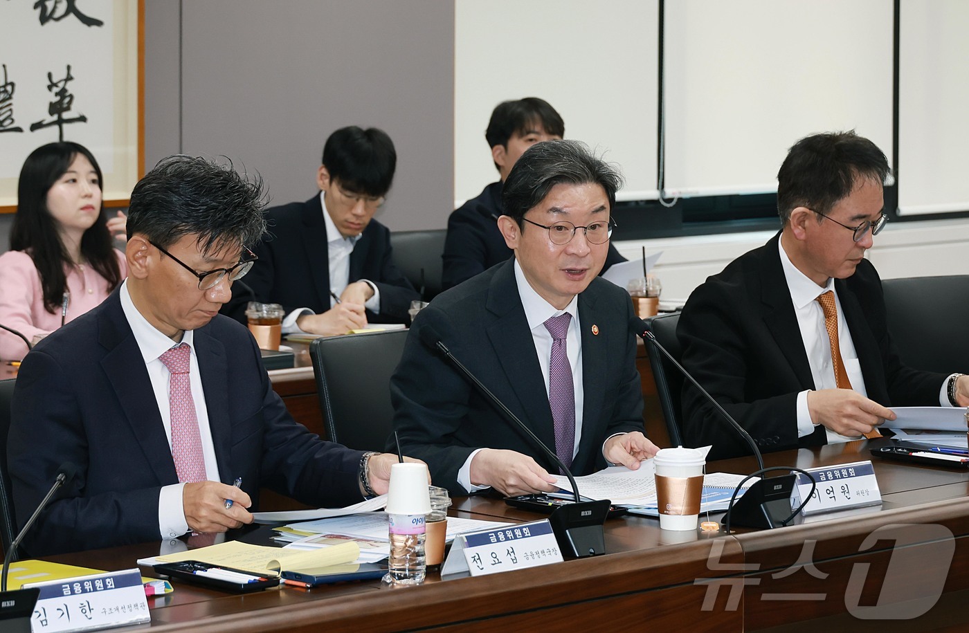 (서울=뉴스1) = 이억원 금융위원장이 11일 오전 서울 종로구 정부서울청사에서 열린 금융시장 리스크 점검회의를 주재하고 있다. (금융위원회 제공. 재판매 및 DB 금지) 2026 …