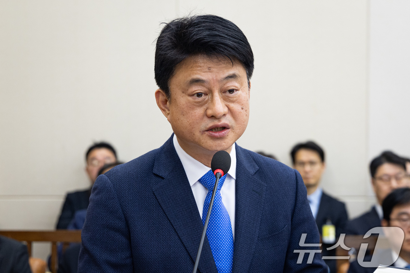 (서울=뉴스1) 유승관 기자 = 이성진 국세청 차장이 11일 서울 여의도 국회에서 열린 제433회 국회(임시회) 재정경제기획위원회 제1차 전체회의에서 인사말 및 업무보고를 하고 있 …