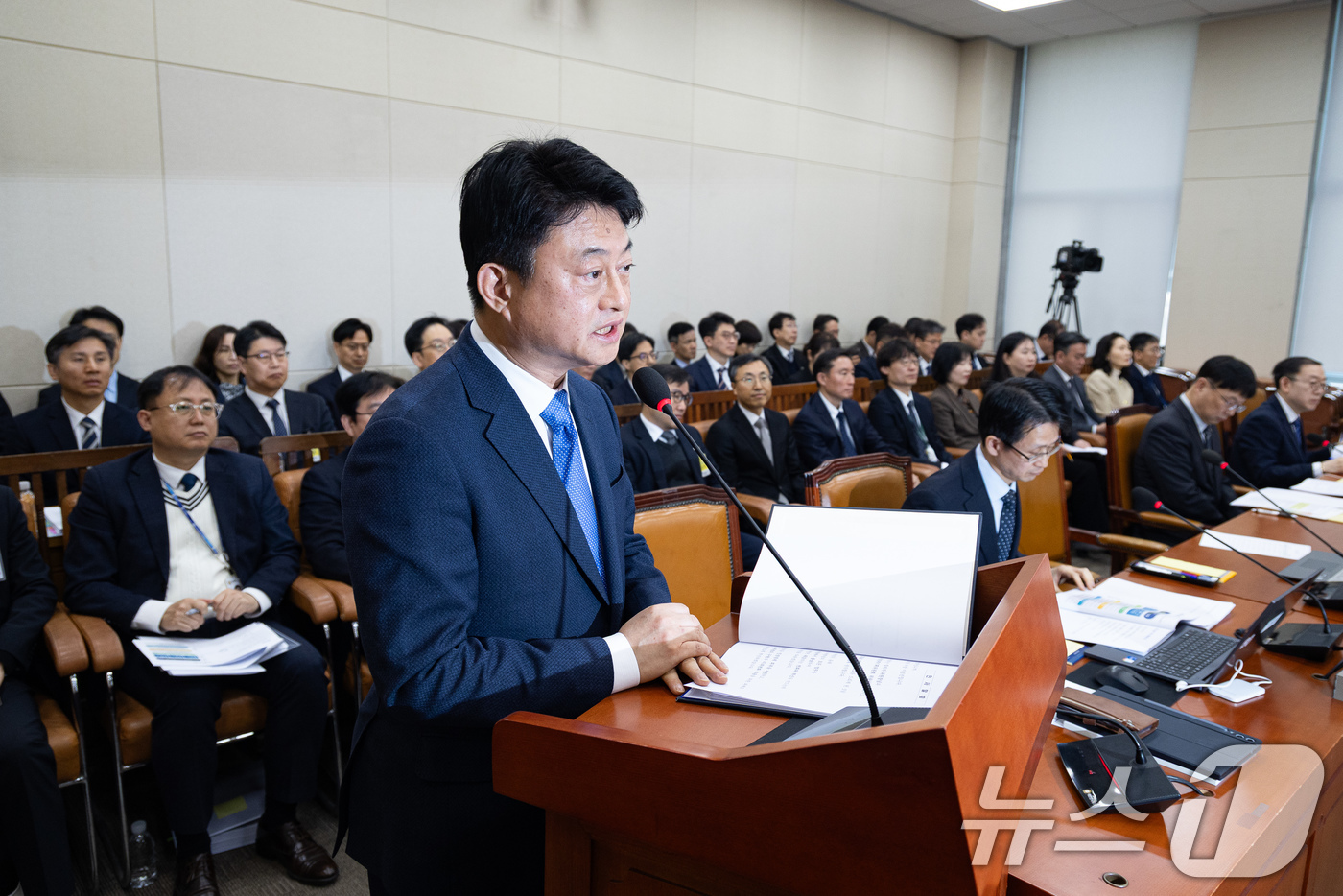 (서울=뉴스1) 유승관 기자 = 이성진 국세청 차장이 11일 서울 여의도 국회에서 열린 제433회 국회(임시회) 재정경제기획위원회 제1차 전체회의에서 인사말 및 업무보고를 하고 있 …