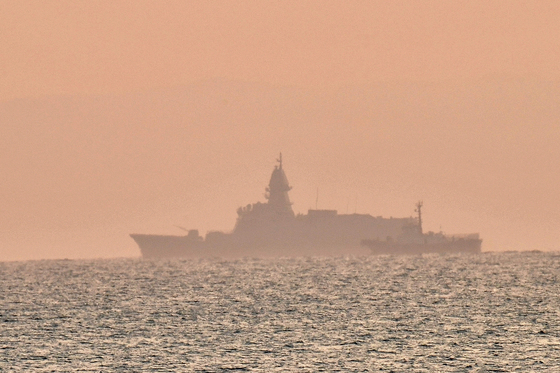 초미세먼지 뚫고 시 운항 중인 최신 호위함