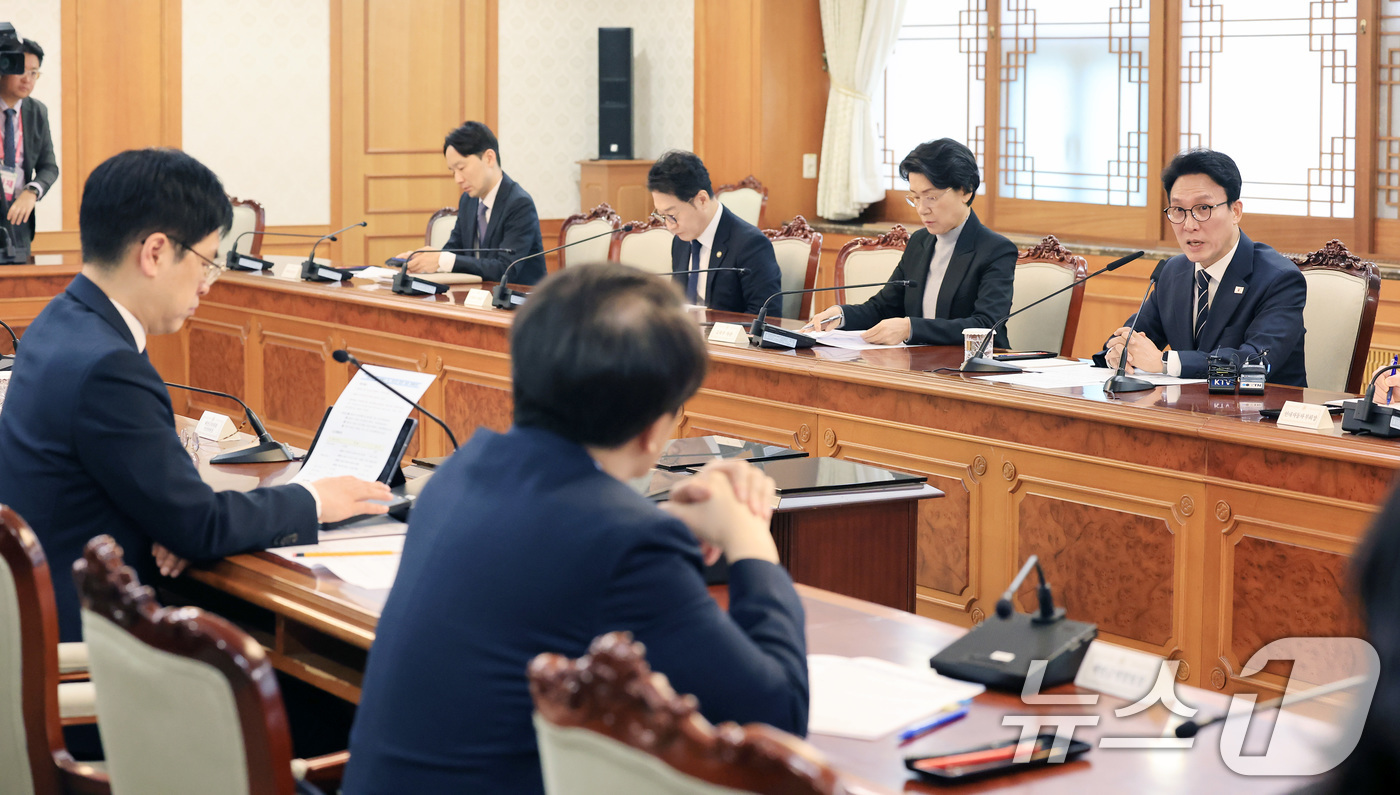 (서울=뉴스1) 임세영 기자 = 김민석 국무총리가 11일 서울 종로구 정부서울청사에서 열린 새만금·전북 대혁신TF 킥오프 회의에서 모두발언을 하고 있다. 2026.3.11/뉴스1