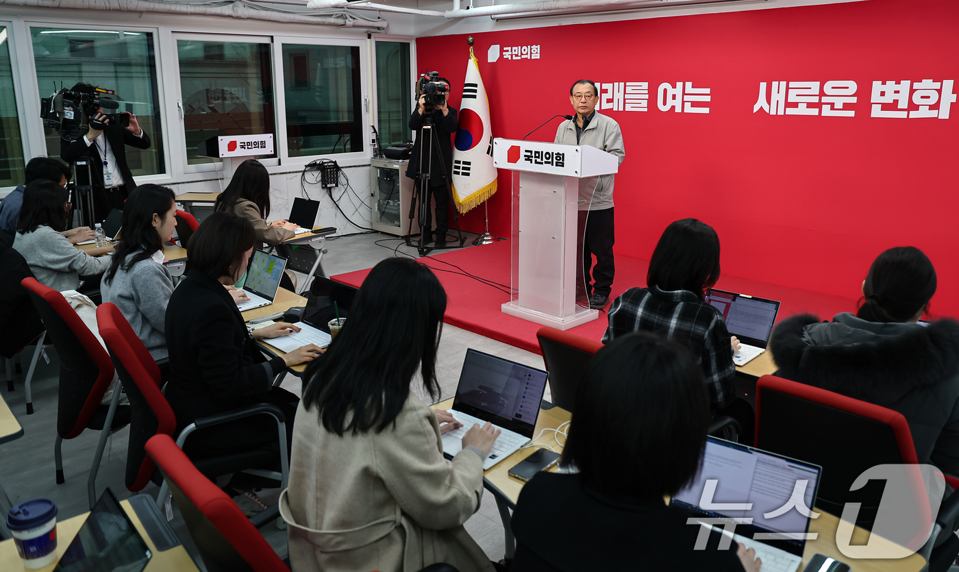 (서울=뉴스1) 김도우 기자 = 이정현 국민의힘 공천관리위원장이 11일 서울 여의도 국민의힘 당사에서 공천 관렴 심사 결과와 일정 등을 발표하고 있다. 2026.3.11/뉴스1