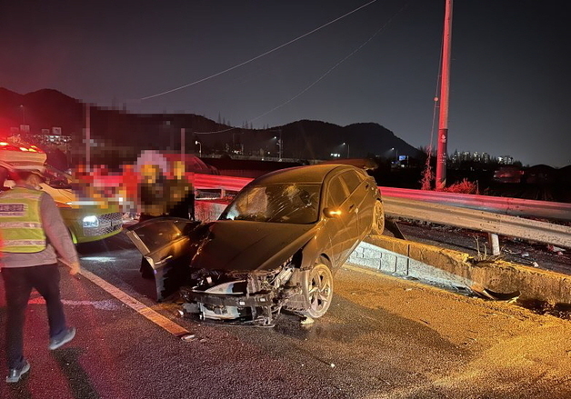 단독사고 내고 확인하려다 뒤따른 차량에 '쾅'…60대 숨져