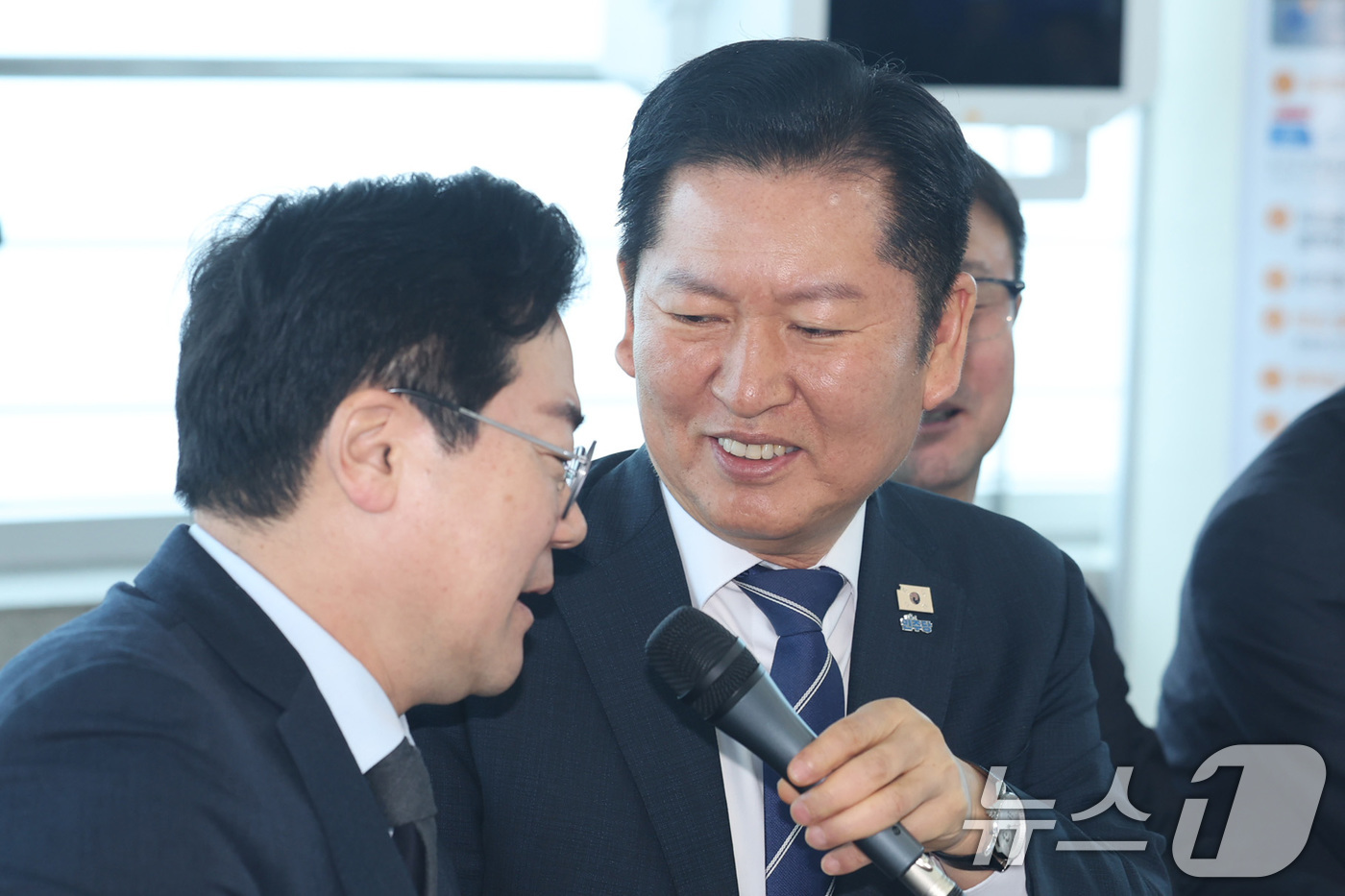 (인천=뉴스1) 신웅수 기자 = 정청래 더불어민주당 대표가 11일 인천 강화군 강화평화전망대에서 열린 현장 최고위원회의에서 인천시장 후보로 공천된 박찬대 의원에게 질문하고 있다. …