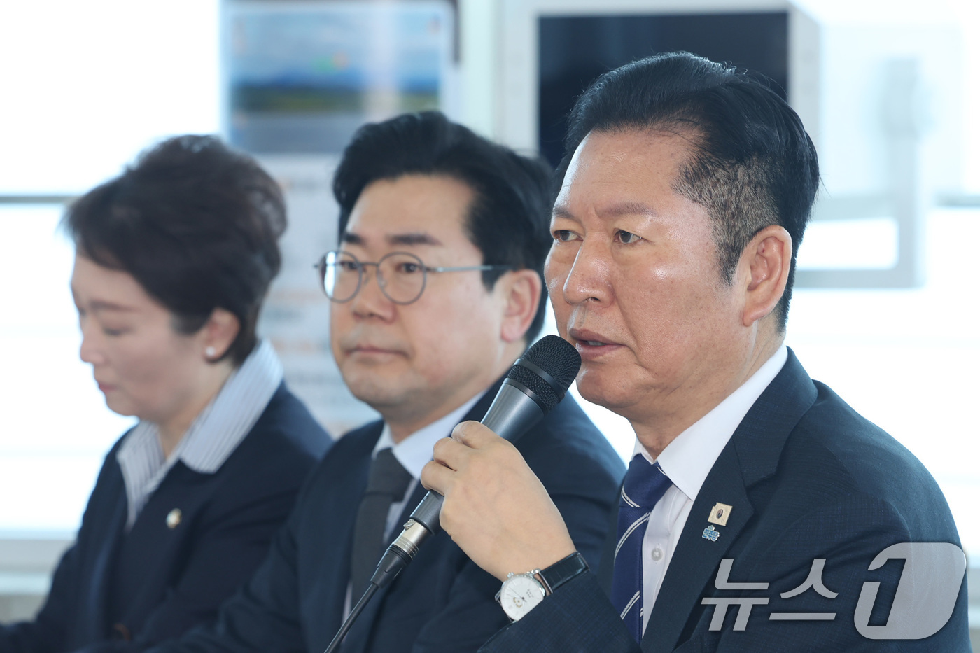 (인천=뉴스1) 신웅수 기자 = 정청래 더불어민주당 대표가 11일 인천 강화군 강화평화전망대에서 열린 현장 최고위원회의에서 발언하고 있다. 2026.3.11/뉴스1