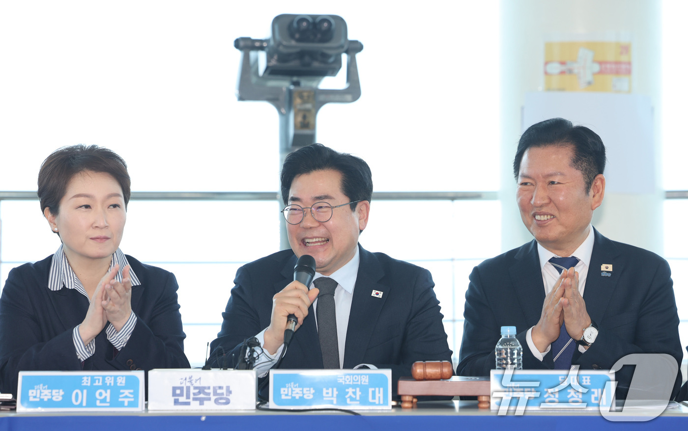 (인천=뉴스1) 신웅수 기자 = 인천시장 후보로 공천된 박찬대 더불어민주당 의원이 11일 인천 강화군 강화평화전망대에서 열린 현장 최고위원회의에서 발언하고 있다. 2026.3.11 …