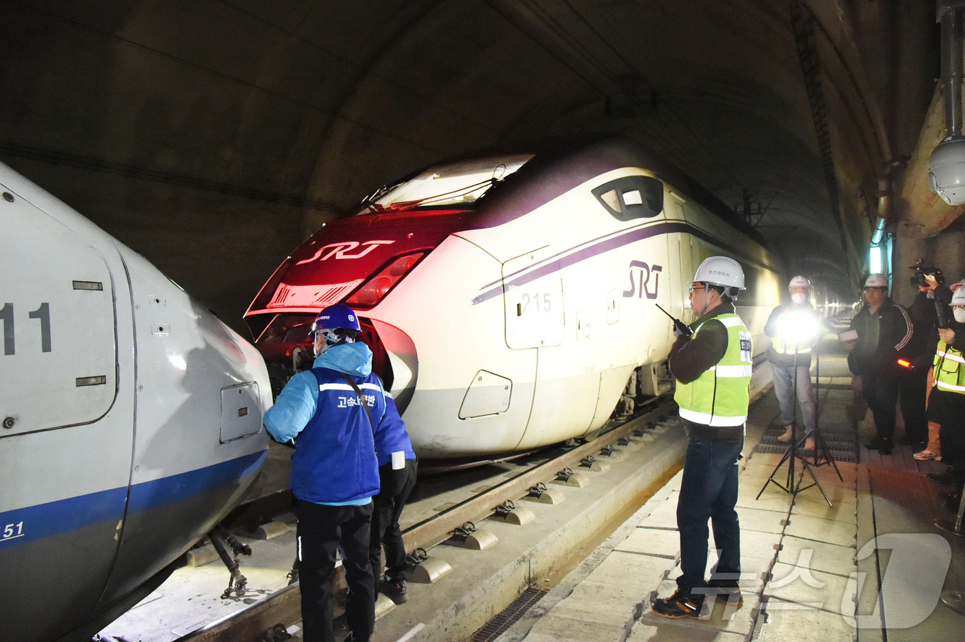 (서울=뉴스1) = SR은 11일 오전 수서평택고속선 율현터널에서 KTX가 탈선대비 비상대응 종합훈련을 실시했다고 밝혔다. 사진은 SRT가 KTX-1을 견인하고 있는 모습. (SR …