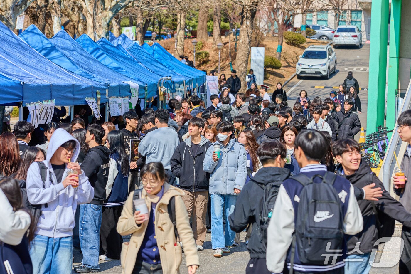 본문 이미지 - 새 학기 진행된 인하대 동아리 박람회에서 학생들이 다양한 프로그램을 즐기고 있다.(인하대 제공. 재배포 및 DB금지)2026.3.11/뉴스1