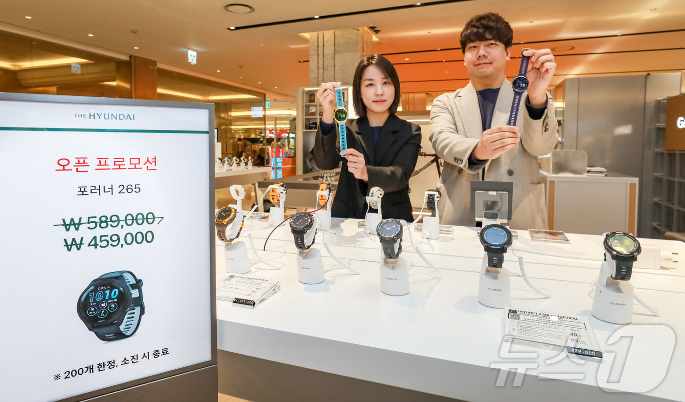 (서울=뉴스1) = 현대백화점은 무역센터점 6층에 글로벌 스마트 웨어러블 브랜드 '가민' 매장을 오픈했다고 11일 밝혔다. 사진은 직원들이 대표 상품을 소개하는 모습. (현대백화점 …