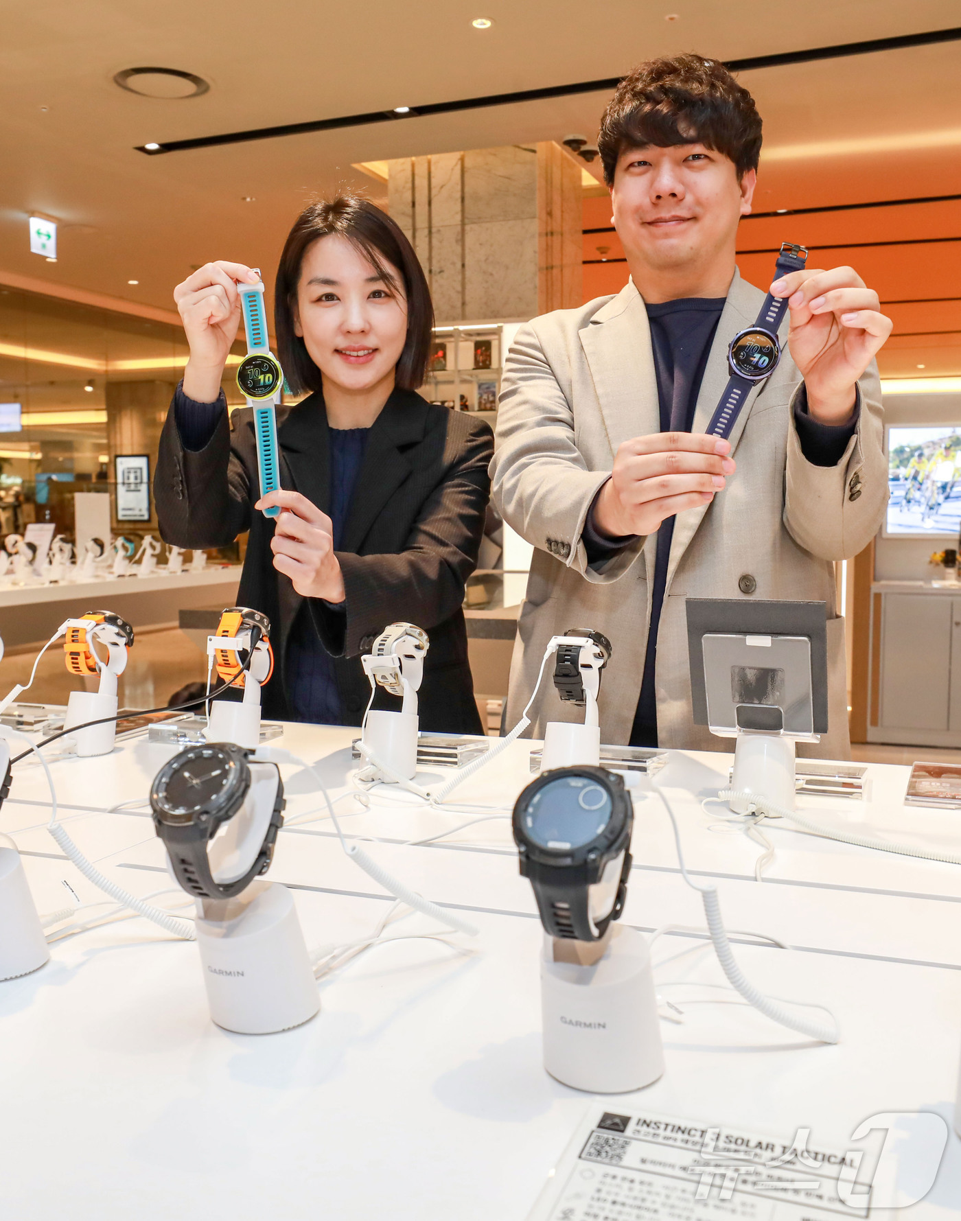 (서울=뉴스1) = 현대백화점은 무역센터점 6층에 글로벌 스마트 웨어러블 브랜드 '가민' 매장을 오픈했다고 11일 밝혔다. 사진은 직원들이 대표 상품을 소개하는 모습. (현대백화점 …