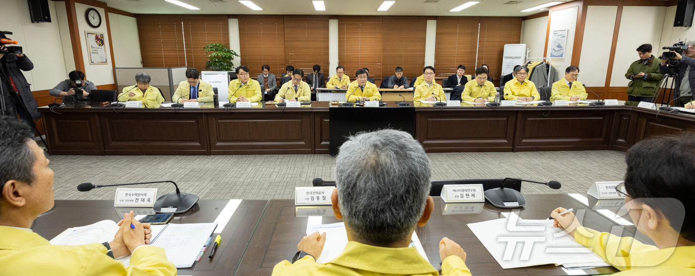 (서울=뉴스1) = 김성환 기후에너지환경부 장관이 11일 서울 영등포구 소재 한국전력 남서울본부에서 열린 중동상황 관련 에너지안보 점검 회의를 주재하고 있다. (기후에너지환경부 제 …